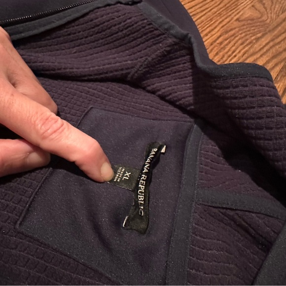 Banana Republic Soft, Lightweight, Hooded Jacket in Navy - Picture 4 of 5